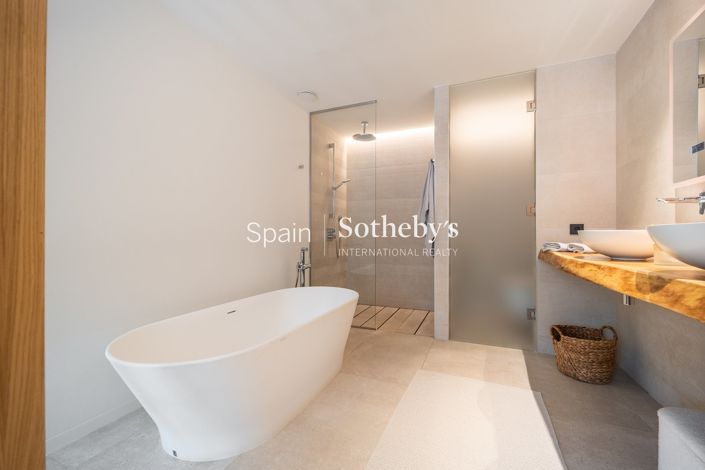 Image No.21-2 Bed Flat for sale