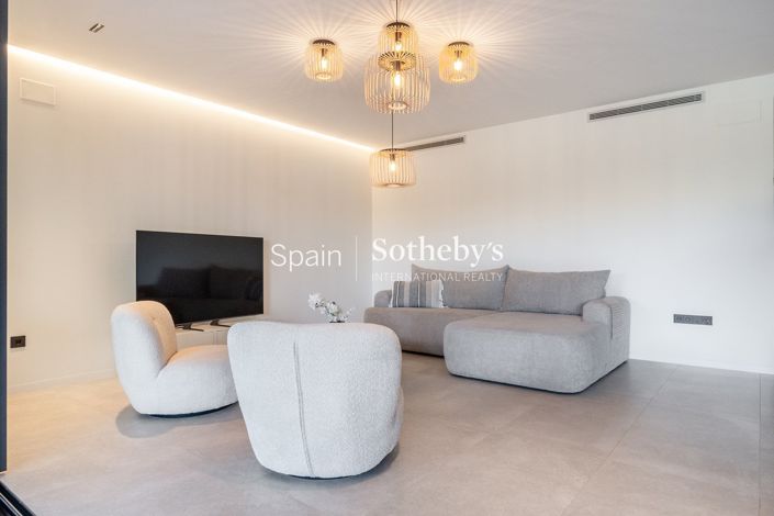 Image No.7-2 Bed Flat for sale