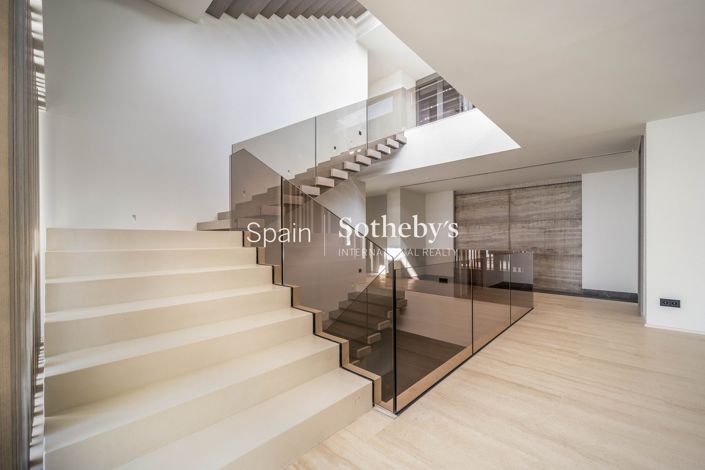 Image No.17-7 Bed Villa for sale