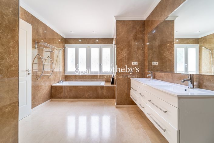 Image No.16-5 Bed Villa for sale