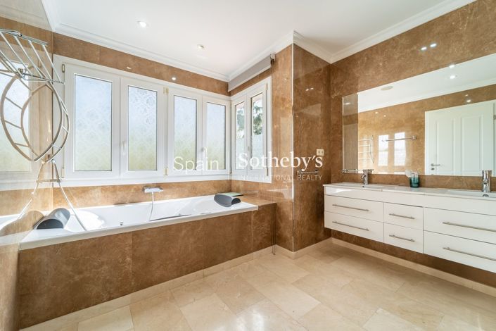 Image No.17-5 Bed Villa for sale