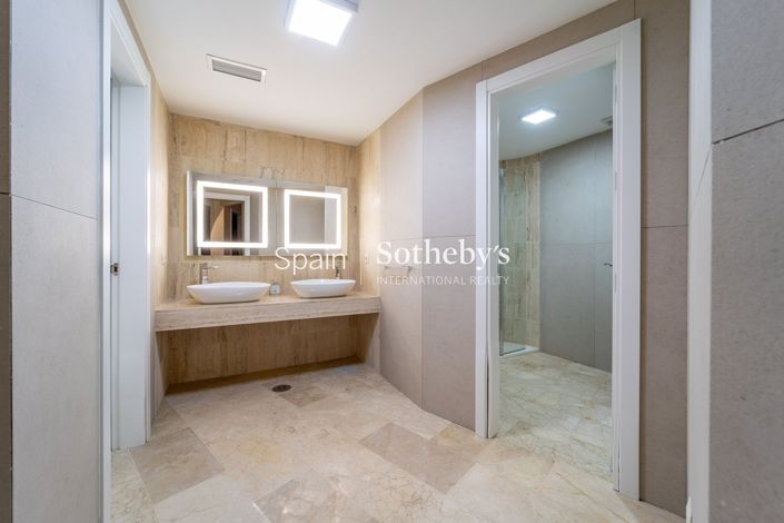 Image No.20-5 Bed Villa for sale