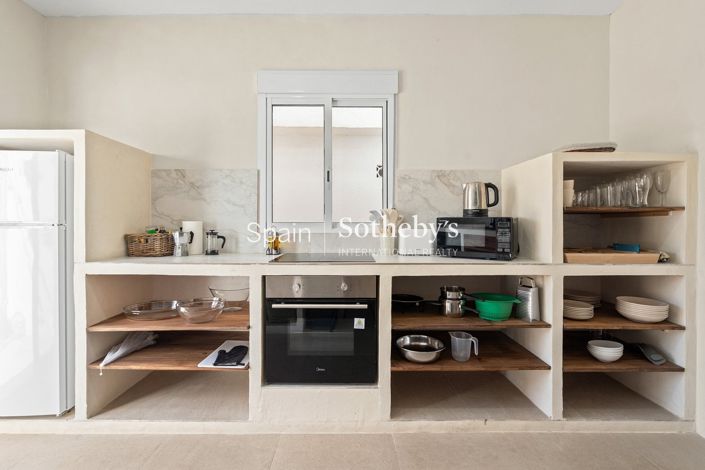 Image No.18-12 Bed Hotel for sale