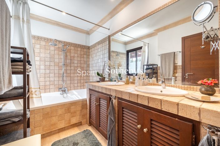 Image No.25-4 Bed Villa for sale