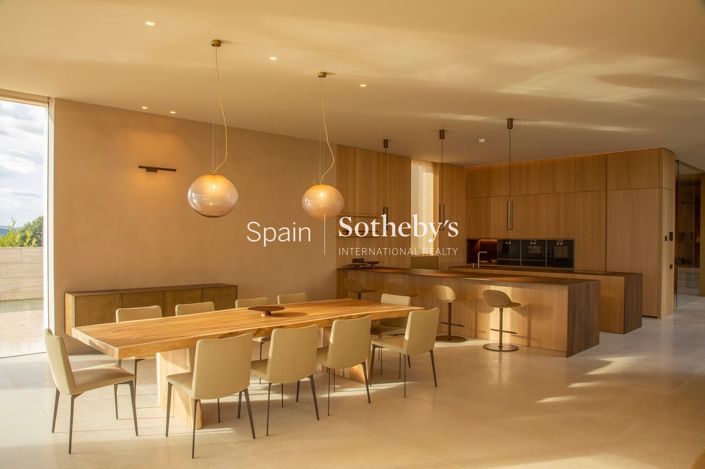 Image No.11-8 Bed Villa for sale