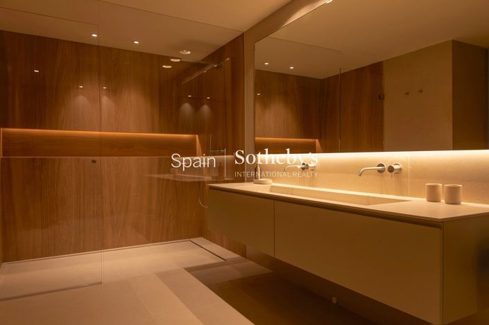 Image No.16-8 Bed Villa for sale