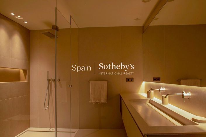 Image No.21-8 Bed Villa for sale