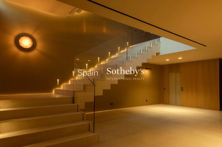 Image No.28-8 Bed Villa for sale