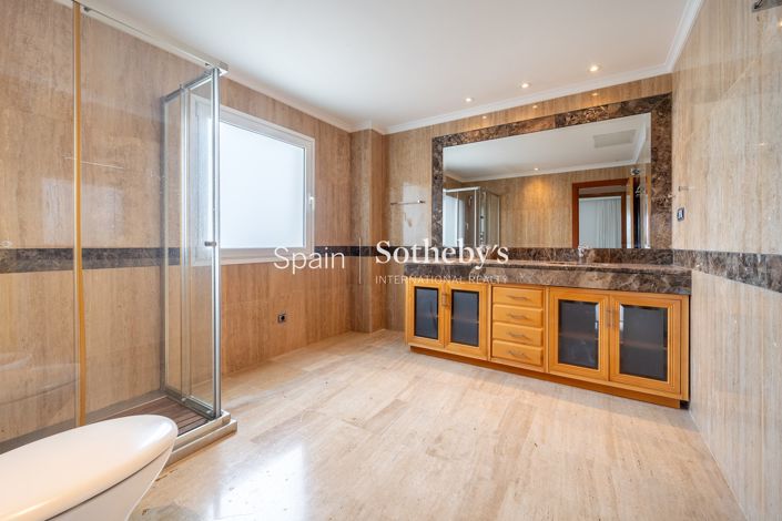 Image No.18-3 Bed Flat for sale
