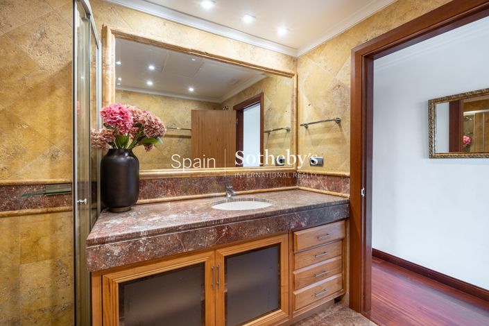 Image No.21-3 Bed Flat for sale