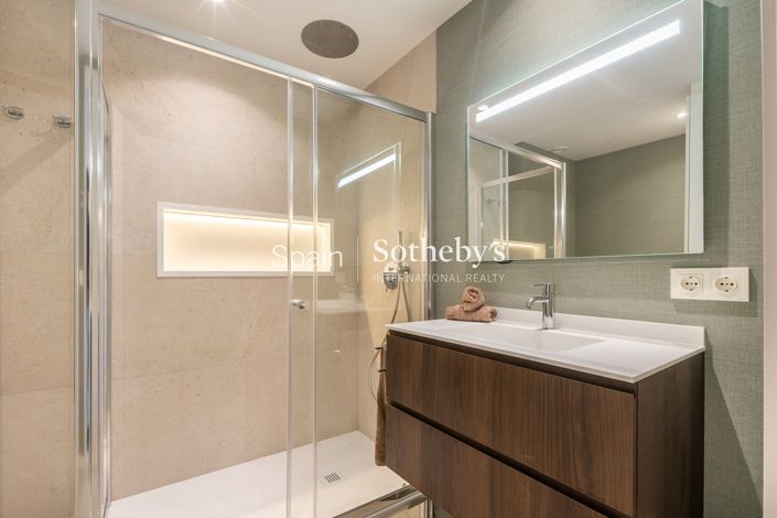 Image No.19-4 Bed Flat for sale