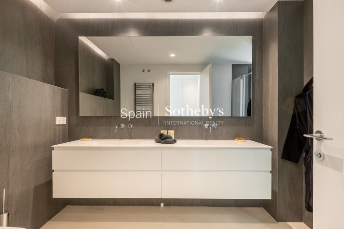 Image No.19-2 Bed Flat for sale