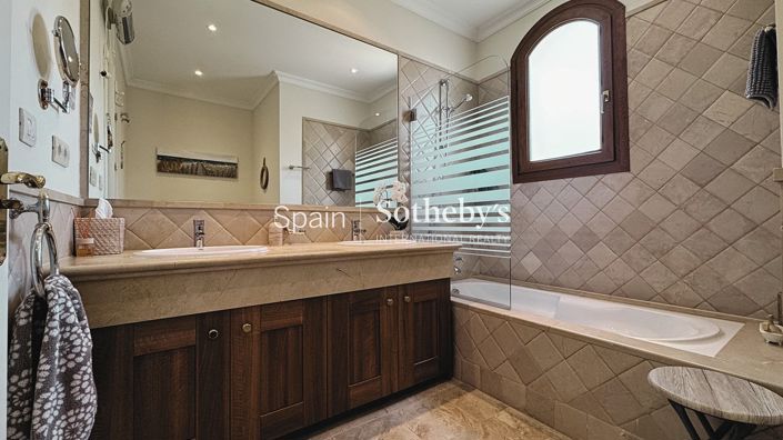 Image No.14-3 Bed House for sale