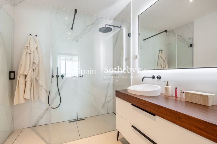 Image No.15-3 Bed Flat for sale