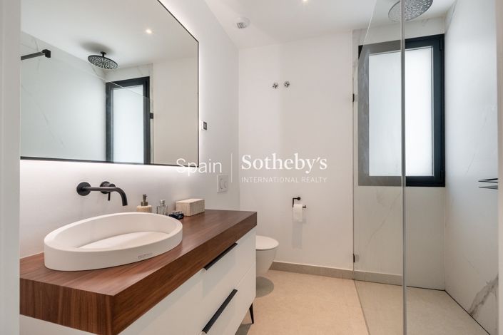 Image No.19-3 Bed Flat for sale