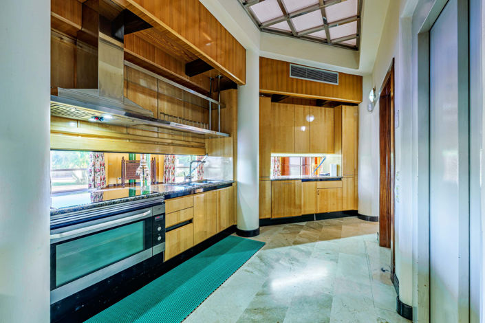 Image No.17-10 Bed Property for sale