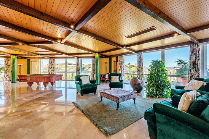 Image No.18-10 Bed Property for sale