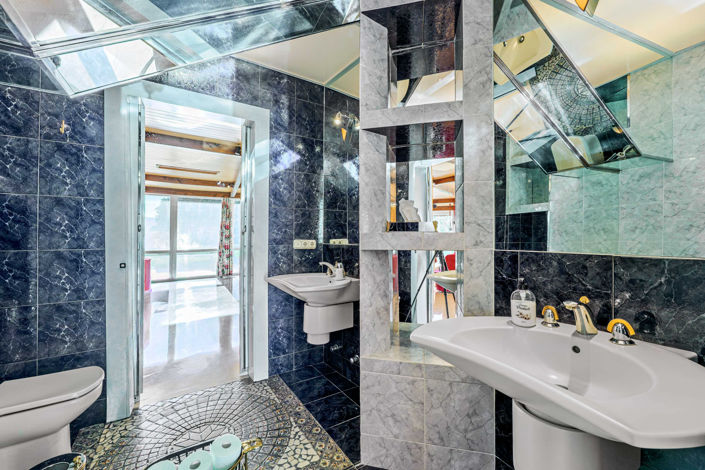 Image No.28-10 Bed Property for sale