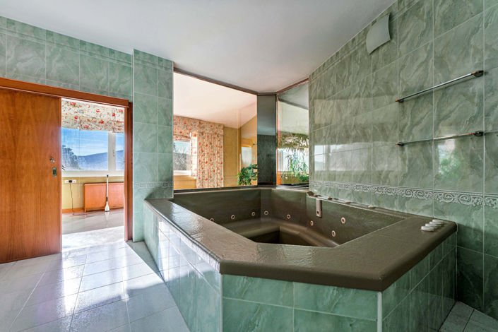 Image No.32-10 Bed Property for sale