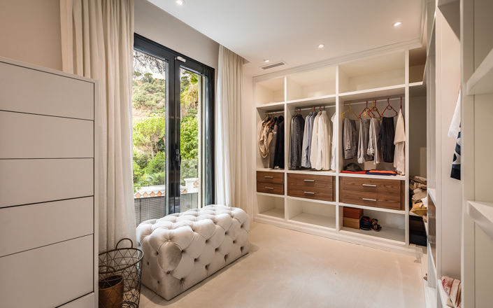 Image No.17-8 Bed Villa for sale