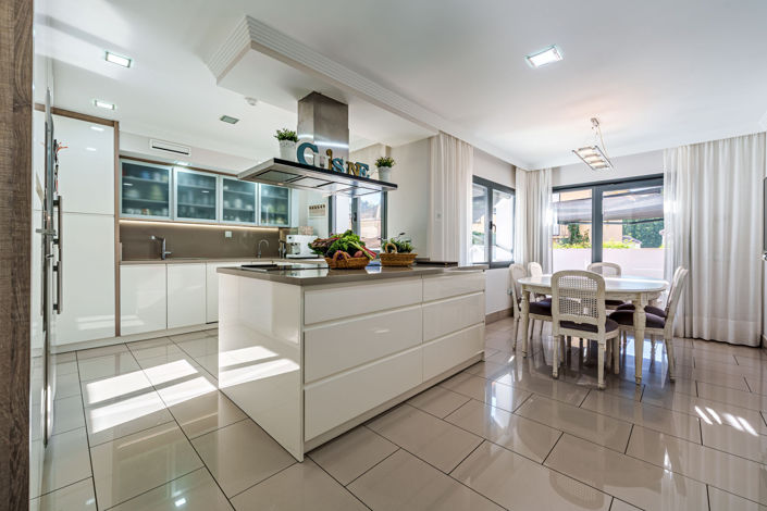 Image No.9-8 Bed Villa for sale