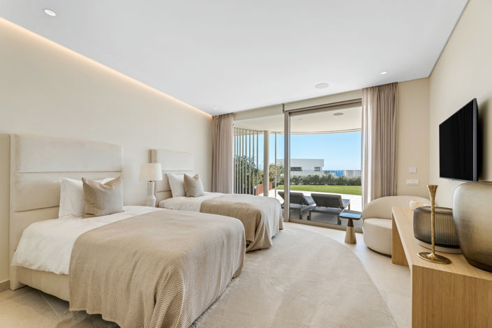 Image No.10-2 Bed Property for sale