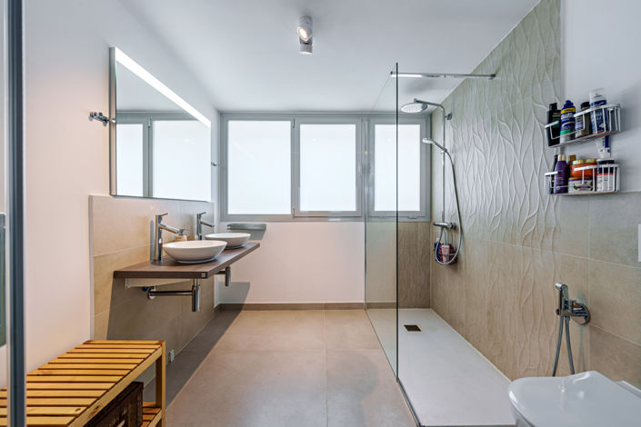 Image No.17-3 Bed Property for sale