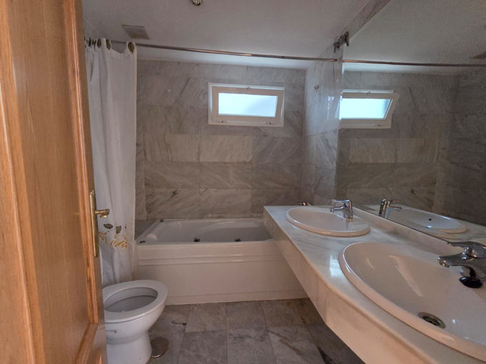 Image No.19-4 Bed House for sale