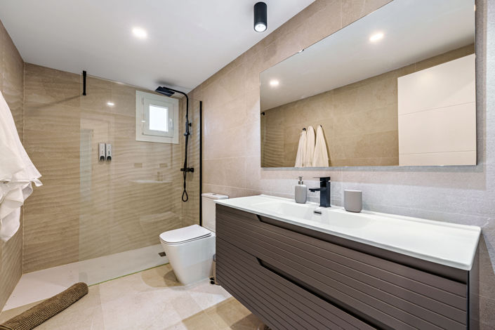 Image No.10-3 Bed Property for sale