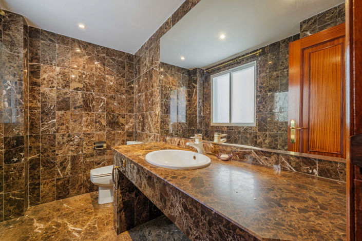 Image No.20-4 Bed Property for sale