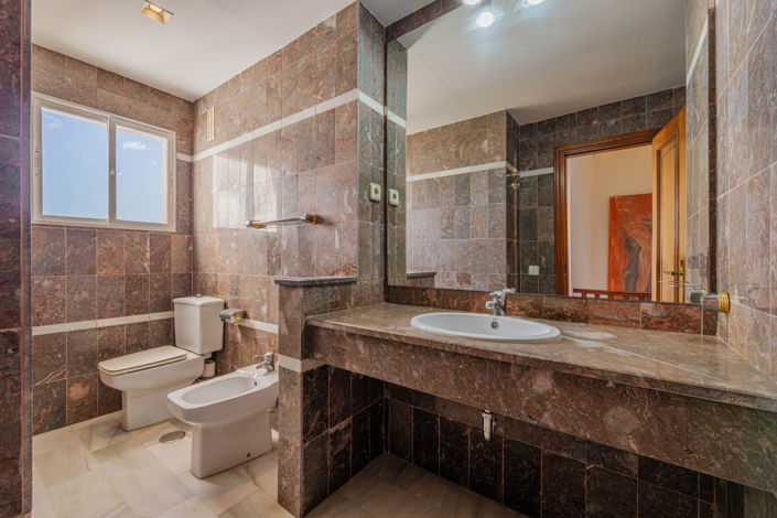 Image No.22-4 Bed Property for sale