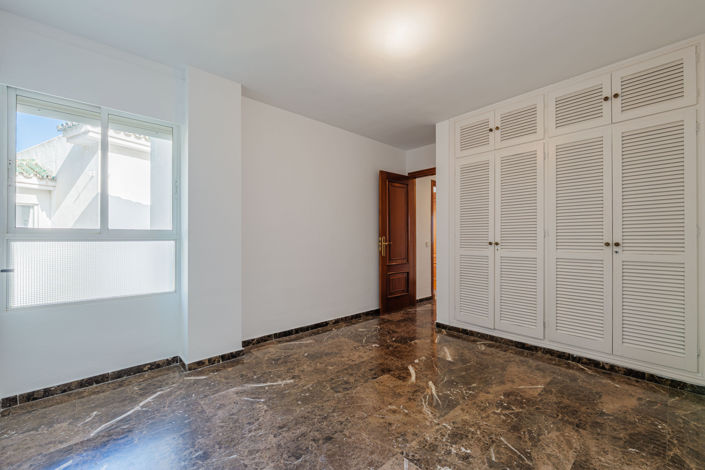 Image No.26-4 Bed Property for sale