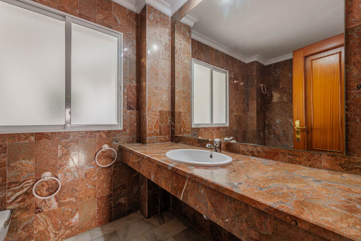 Image No.28-4 Bed Property for sale