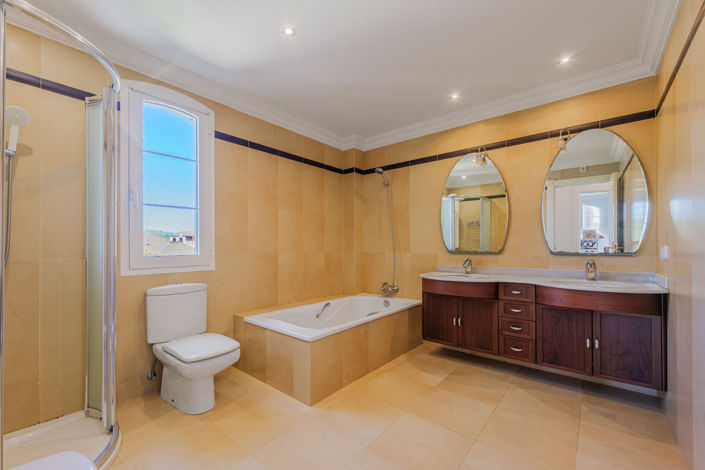 Image No.21-8 Bed Villa for sale