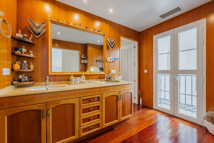 Image No.24-8 Bed Villa for sale