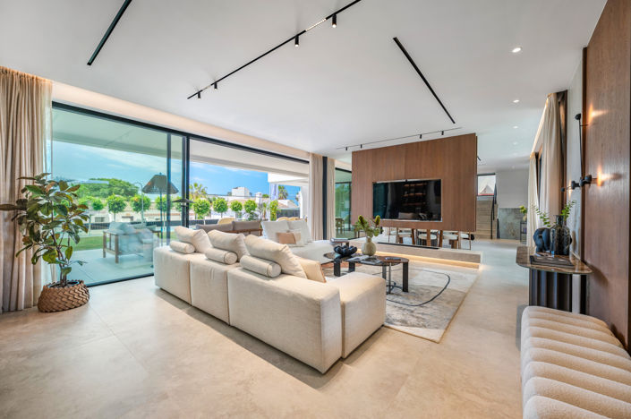 Image No.2-6 Bed Villa for sale