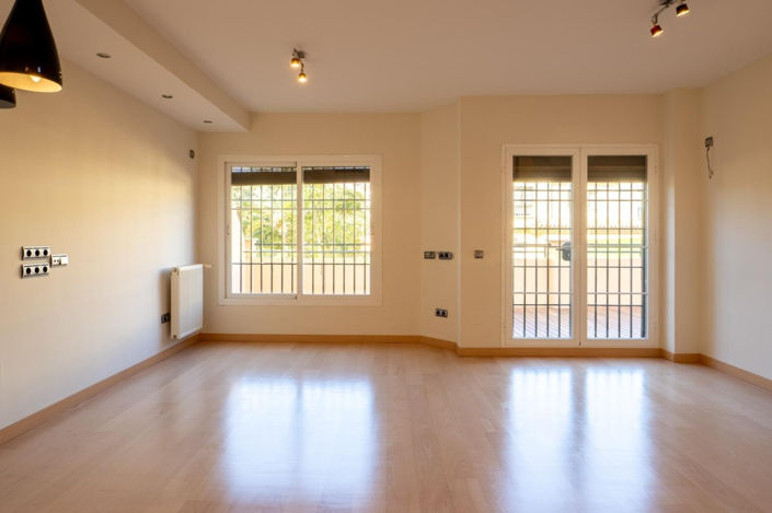 Image No.17-4 Bed Townhouse for sale
