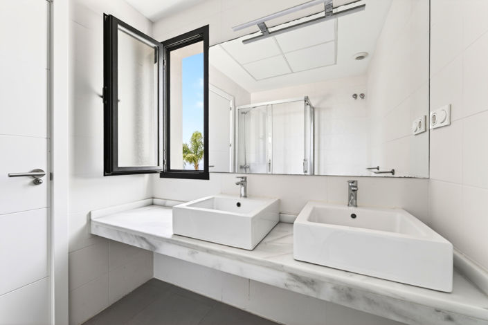 Image No.30-4 Bed House for sale