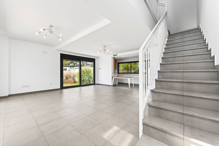Image No.8-4 Bed House for sale