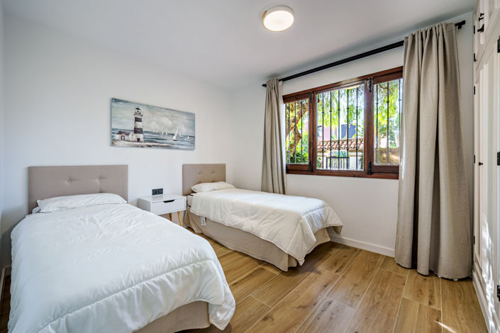 Image No.12-3 Bed Property for sale