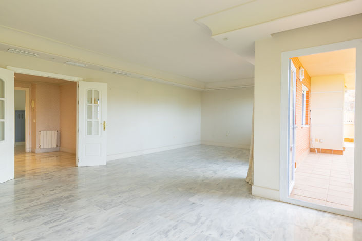 Image No.12-5 Bed Property for sale