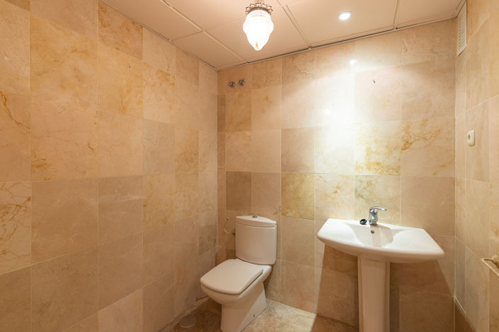Image No.17-5 Bed Property for sale
