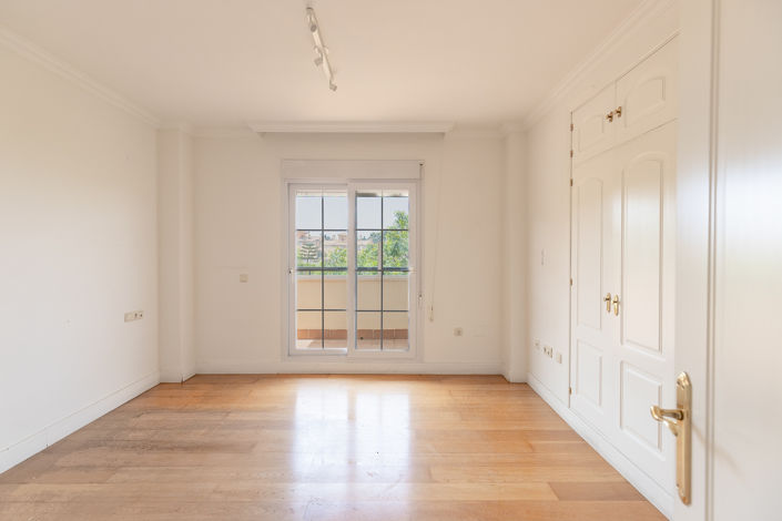 Image No.19-5 Bed Property for sale