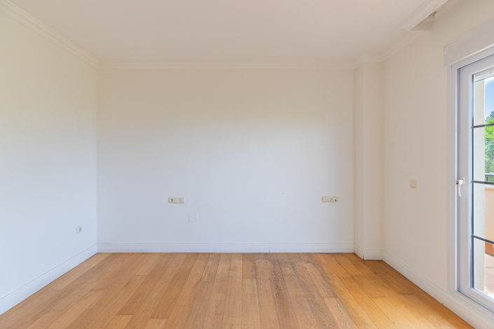 Image No.20-5 Bed Property for sale