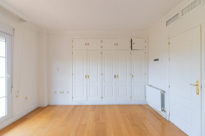 Image No.21-5 Bed Property for sale