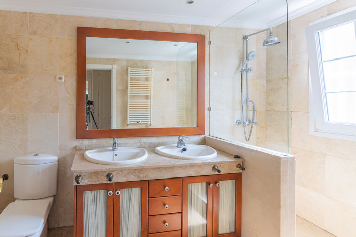 Image No.23-5 Bed Property for sale