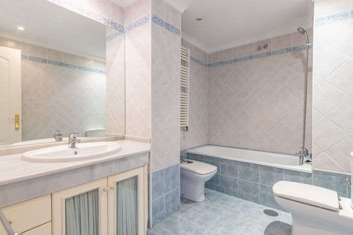 Image No.25-5 Bed Property for sale