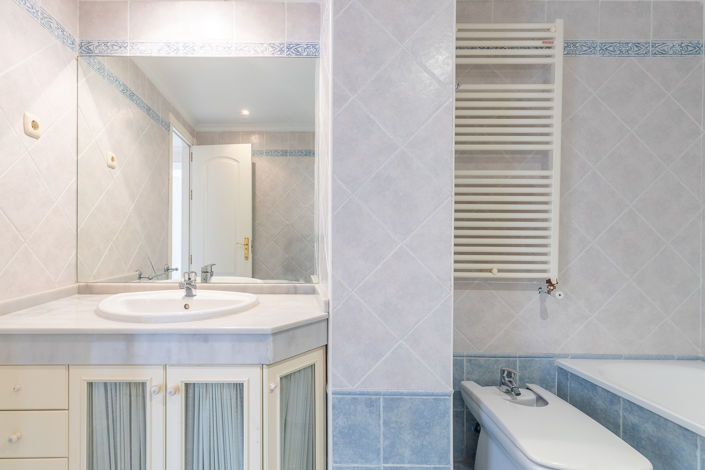 Image No.26-5 Bed Property for sale