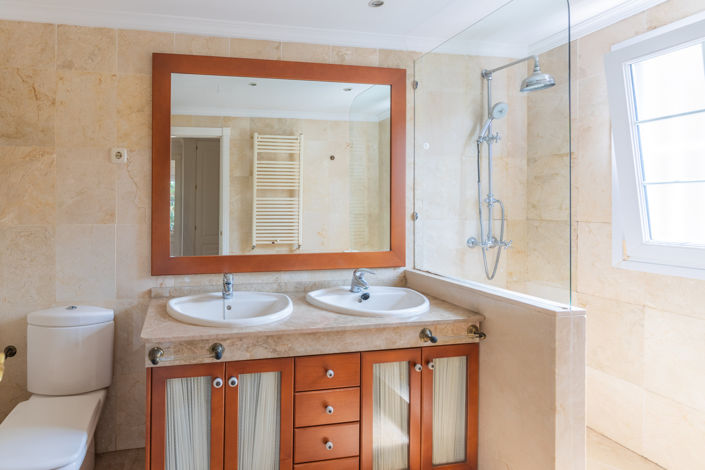 Image No.47-5 Bed Property for sale