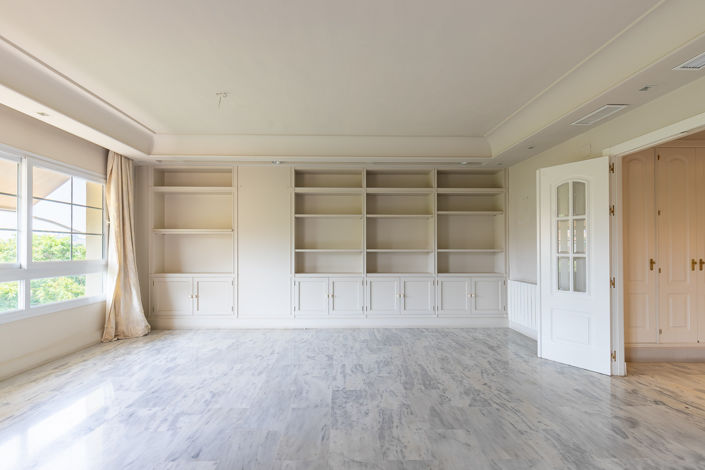 Image No.9-5 Bed Property for sale